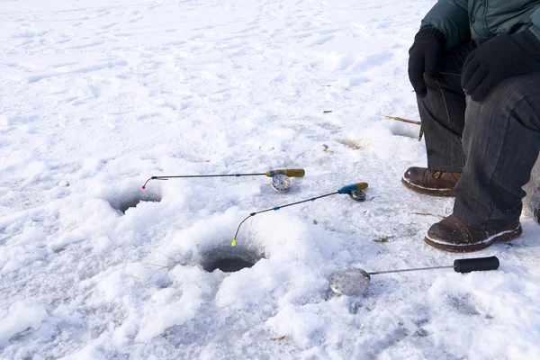 Зимняя рыбалка крупным планом — стоковое фото