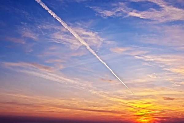 Gökyüzü manzara fütüristik renklerde günbatımı sırasında — Stok fotoğraf