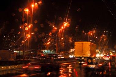 Araba cam arabalar hareketli gece yol için aracılığıyla görüntüleyin. Sonbahar, yağmur, Yansımalar