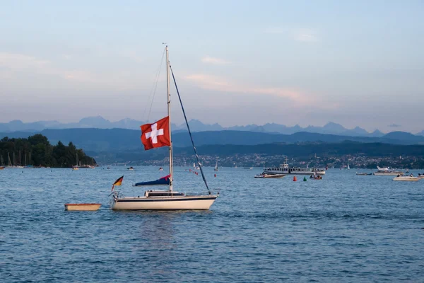 Парусный спорт через озеро Цюрих — стоковое фото