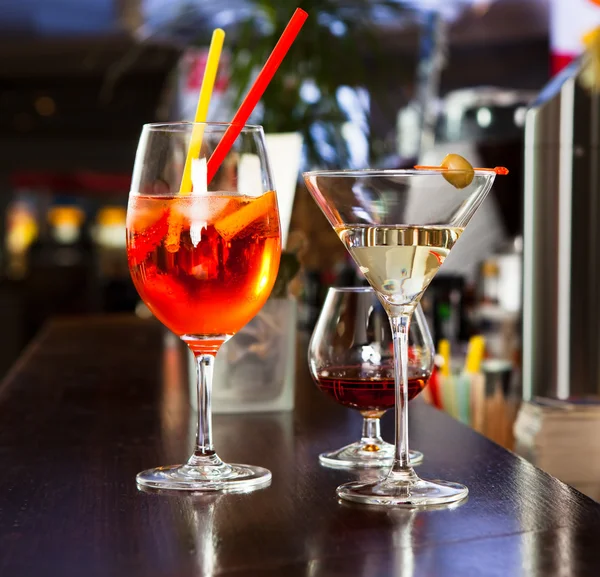 Couple Cocktail Glasses Counter — Stock Photo, Image