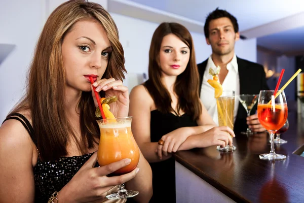 Mulheres bonitas com amigos no bar — Fotografia de Stock