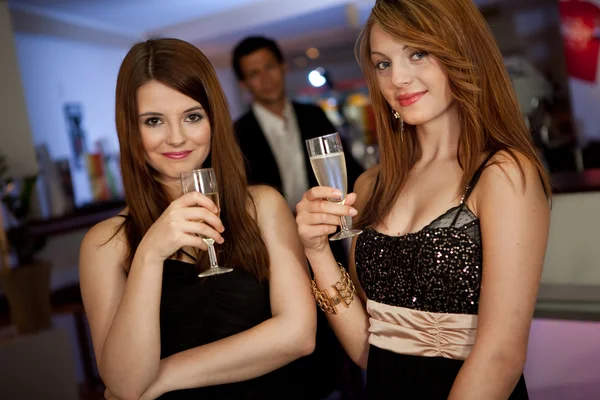 两个年轻妇女饮用 chanpagne — 图库照片