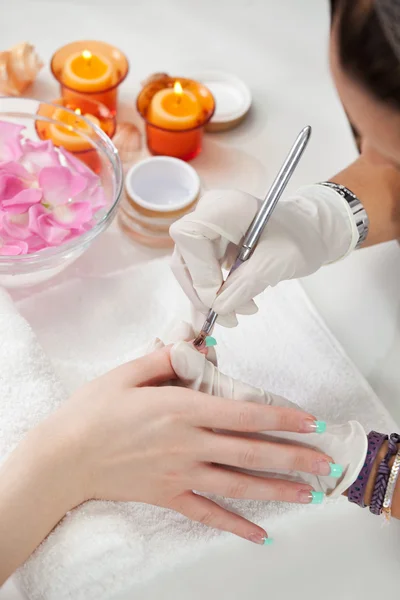 Kosmetikerin Trägt Gel Auf Die Fingernägel Auf Nahaufnahme — Stockfoto
