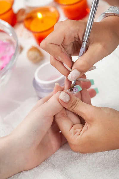 プロの美容師 Gelon の指の爪を適用します クローズ アップ ショット — ストック写真