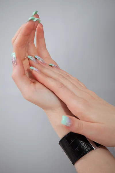 美しい爪の女性手 クローズ アップ ショット — ストック写真