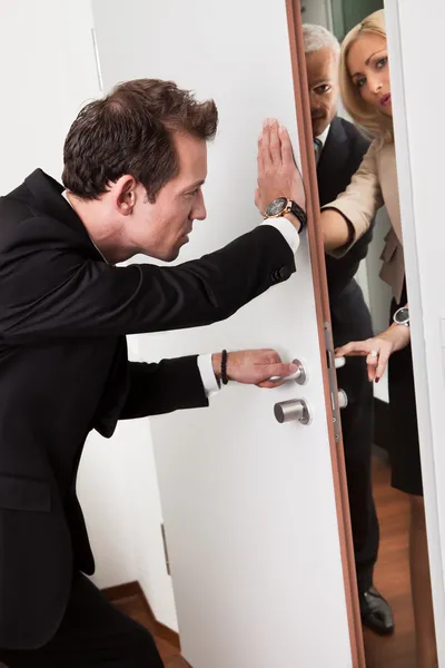 Geschäftsmann Drückt Auf Die Tür Das Betreten Des Raumes Verhindern — Stockfoto