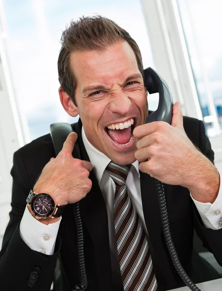 Zdůraznil podnikatel křičí do telefonu — Stock fotografie