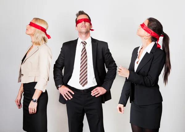 Gruppe Orientierungsloser Geschäftsleute Mit Roten Schleifen Auf Den Augen — Stockfoto