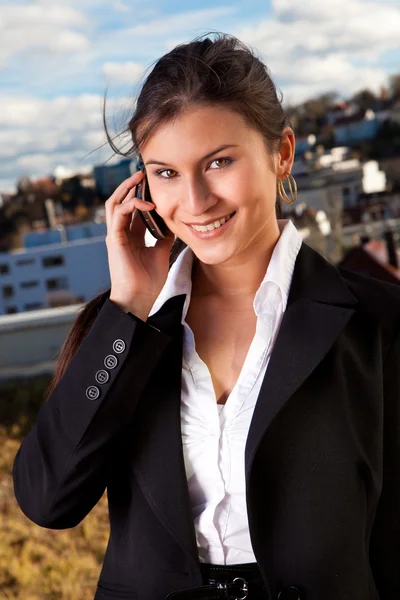 Красивая деловая женщина разговаривает по мобильному телефону — стоковое фото