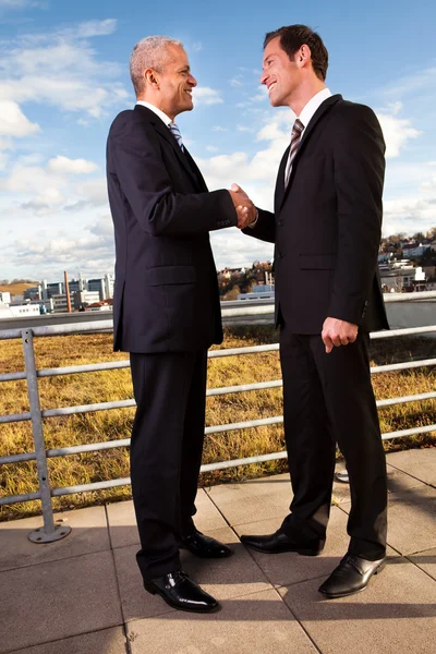 Obchodní handshake nad obchod — Stock fotografie