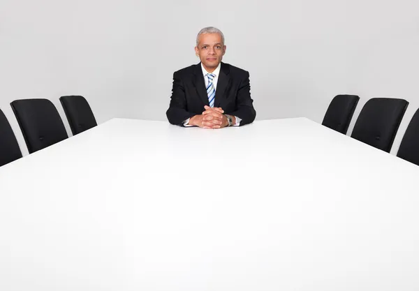 Empresário Sentado Sozinho Sala Reuniões Vazia — Fotografia de Stock