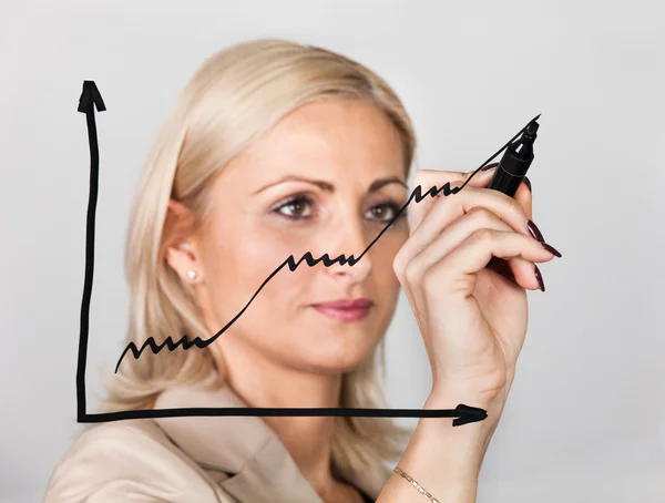 Деловая женщина рисует график роста — стоковое фото