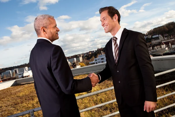 Tow Zakenlieden Handshaking Deal Buiten — Stockfoto