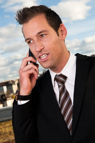 Portrait Homme Affaires Parlant Sur Téléphone Portable Extérieur — Photo