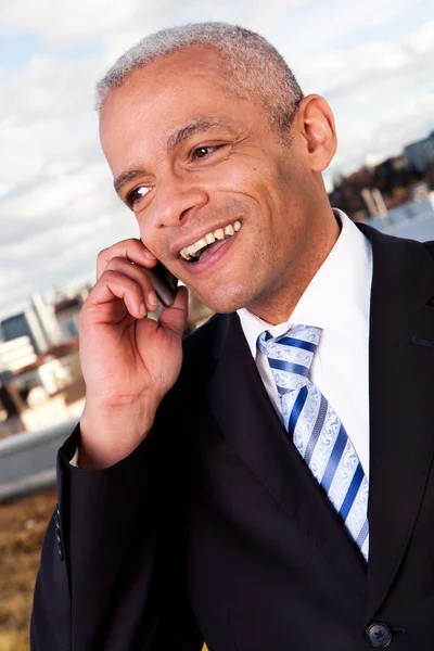 Portret Van Zakenman Praten Mobiele Telefoon Buiten — Stockfoto