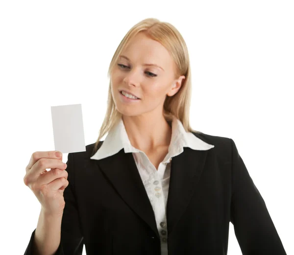 Empresaria sosteniendo tarjeta en blanco — Foto de Stock