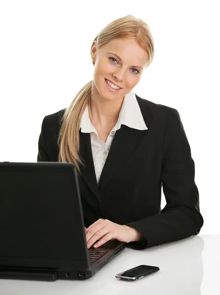Schöne Geschäftsfrau arbeitet am Laptop — Stockfoto
