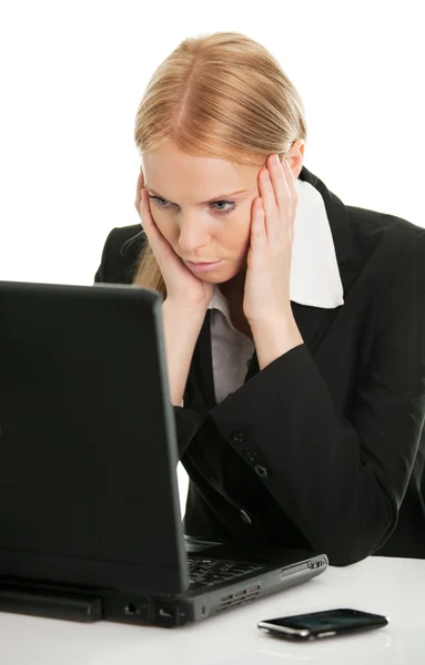 Mujer de negocios estresante que trabaja en el ordenador portátil — Foto de Stock