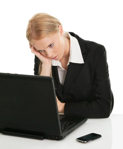 Stressige Geschäftsfrau arbeitet am Laptop — Stockfoto