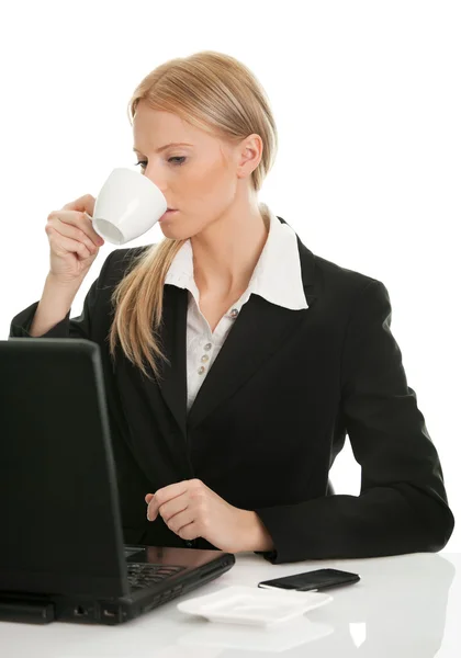 Όμορφης επιχειρηματικής γυναίκα πίνοντας καφέ — Φωτογραφία Αρχείου