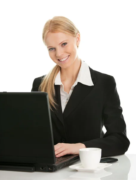 Belle femme d'affaires travaillant sur ordinateur portable — Photo