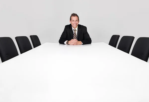 Uomo d'affari seduto da solo — Foto Stock