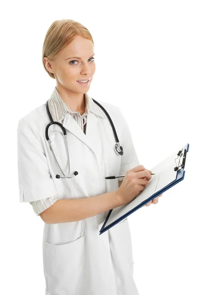 Alegre médico mujer llenando la prescripción —  Fotos de Stock