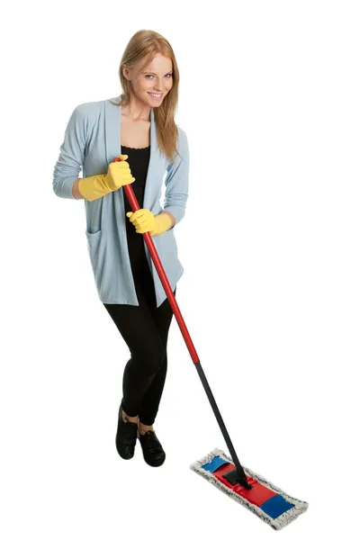 Neşeli kadın temizlik yaparken eğlenmek — Stok fotoğraf
