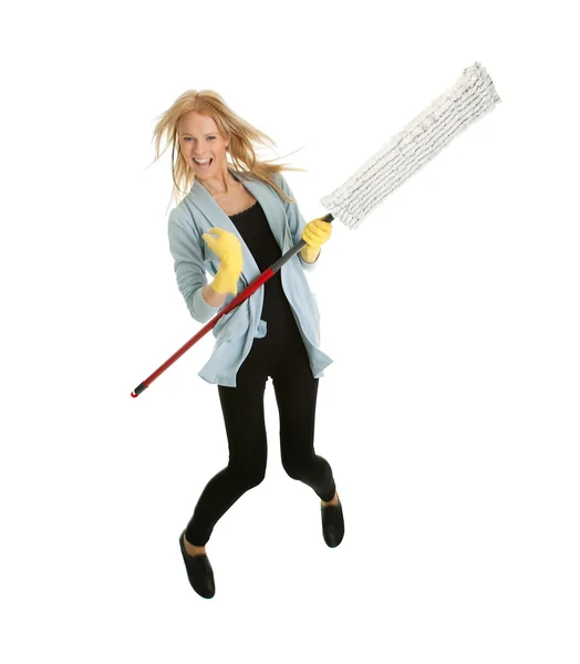 Возбужденная женщина веселится во время уборки — стоковое фото