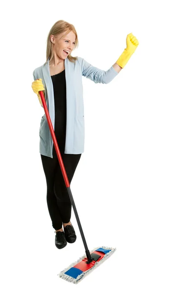 Веселая женщина веселится во время уборки — стоковое фото