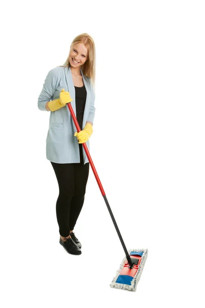Donna allegra divertirsi durante la pulizia — Foto Stock