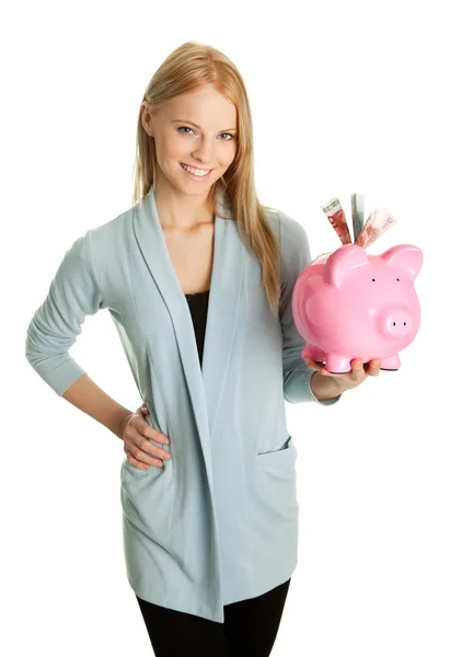 Красивая молодая женщина экономит деньги — стоковое фото