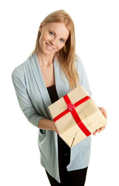 Щаслива жінка тримає подарункову коробку — стокове фото