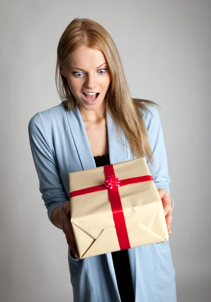 Chockad Vacker Ung Kvinna Håller Presentförpackning — Stock fotografie