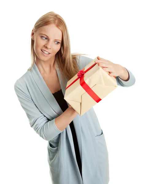 Mujer feliz sosteniendo caja de regalo — Foto de Stock