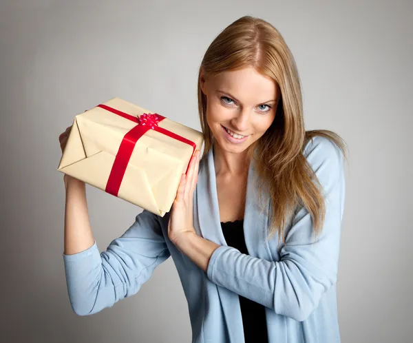 Happy woman holding gift box — Stock Photo, Image