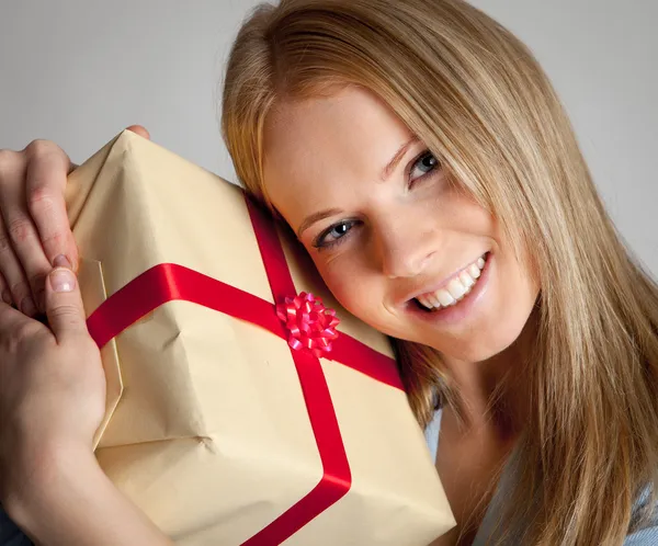 Щаслива жінка тримає подарункову коробку — стокове фото