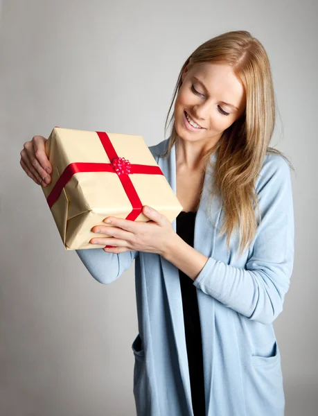 Щаслива Красива Молода Жінка Тримає Подарункову Коробку — стокове фото