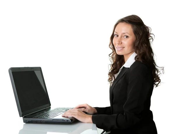 Mooie zakenvrouw die op laptop werkt — Stockfoto