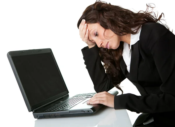Стрессовая деловая женщина работает на ноутбуке — стоковое фото