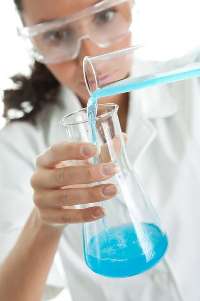 Nő kémiai kutatás — Stock Fotó