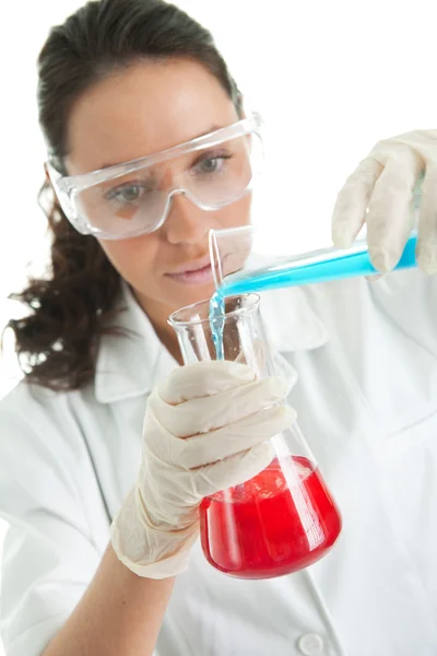Женщина, занимающаяся химическими исследованиями — стоковое фото