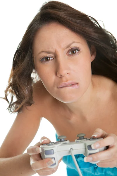 Jonge vrouw geconcentreerd op videogame — Stockfoto