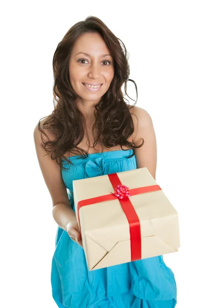 Ευτυχισμένη γυναίκα που κρατά το κιβώτιο δώρων — Φωτογραφία Αρχείου