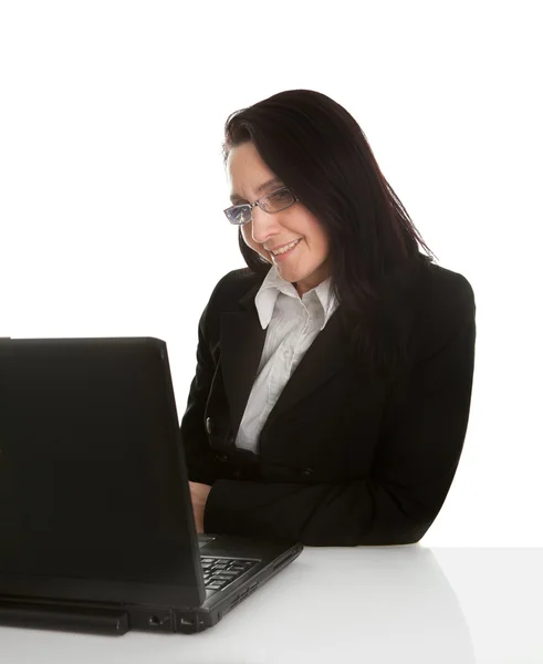 Mooie zakenvrouw die op laptop werkt — Stockfoto