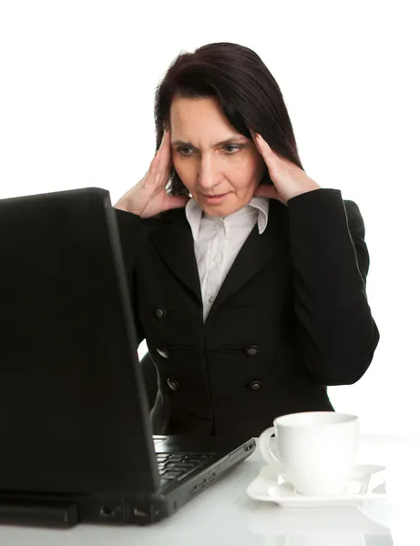 Stressige Geschäftsfrau arbeitet am Laptop — Stockfoto