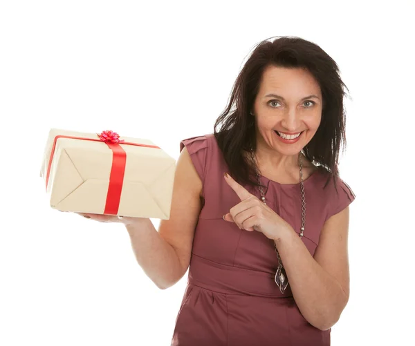 Счастливая женщина держит подарочную коробку — стоковое фото