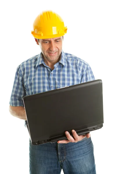 Trabalhador usando chapéu duro e usando leptop — Fotografia de Stock