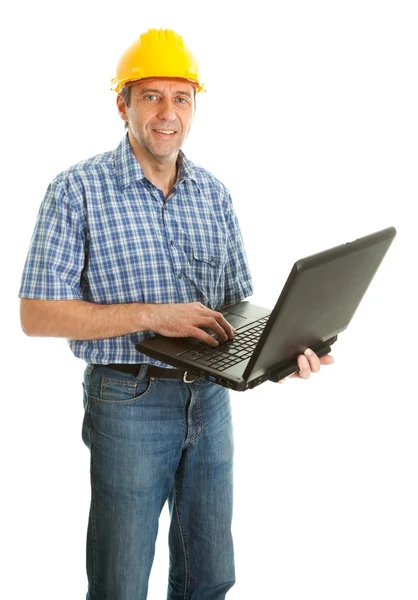 Arbetstagaren bär hjälm och använda leptop — Stockfoto
